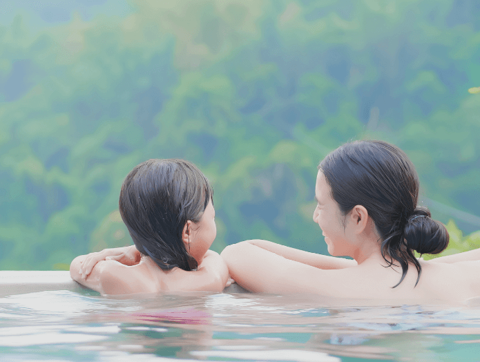 写真:温泉に入る女性