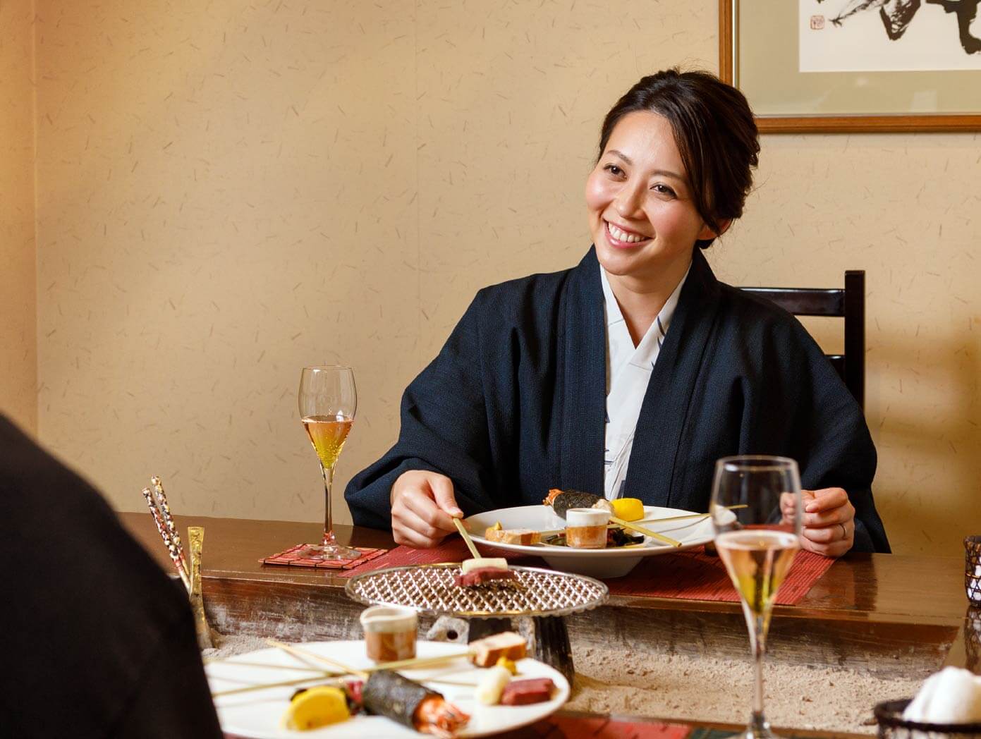 写真：食事中の女性